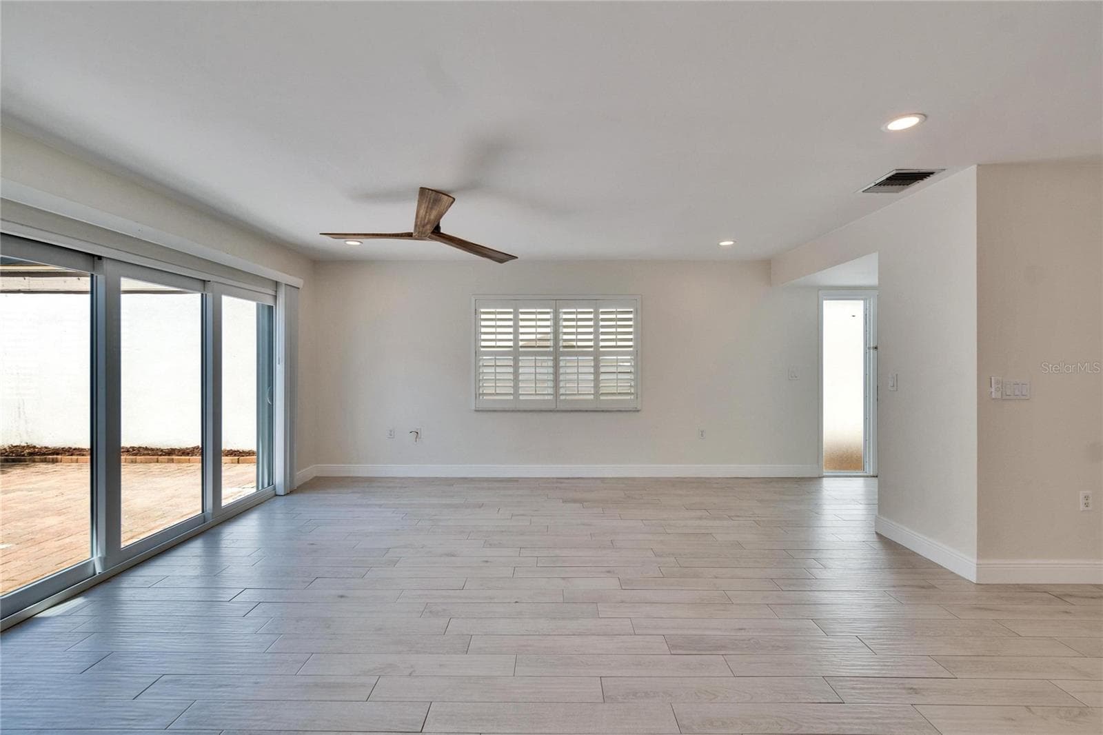 Great Room w/Sliders to Patio - 370 S WOODLANDS DR, OLDSMAR