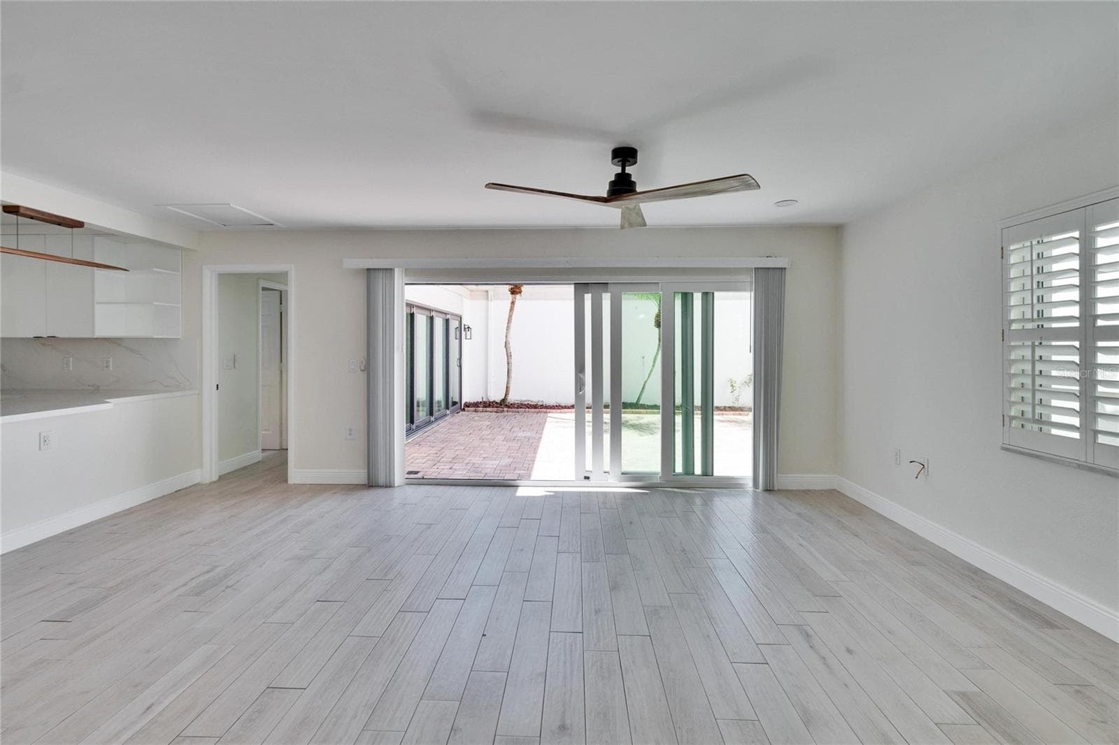 Great Room, looking out to Patio - 370 S WOODLANDS DR, OLDSMAR