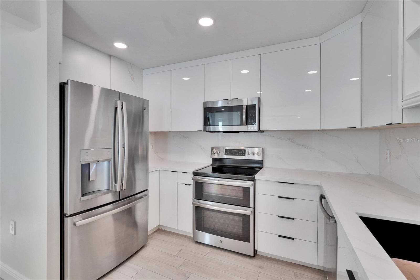 Stainless appliances & lots of storage - 370 S WOODLANDS DR, OLDSMAR