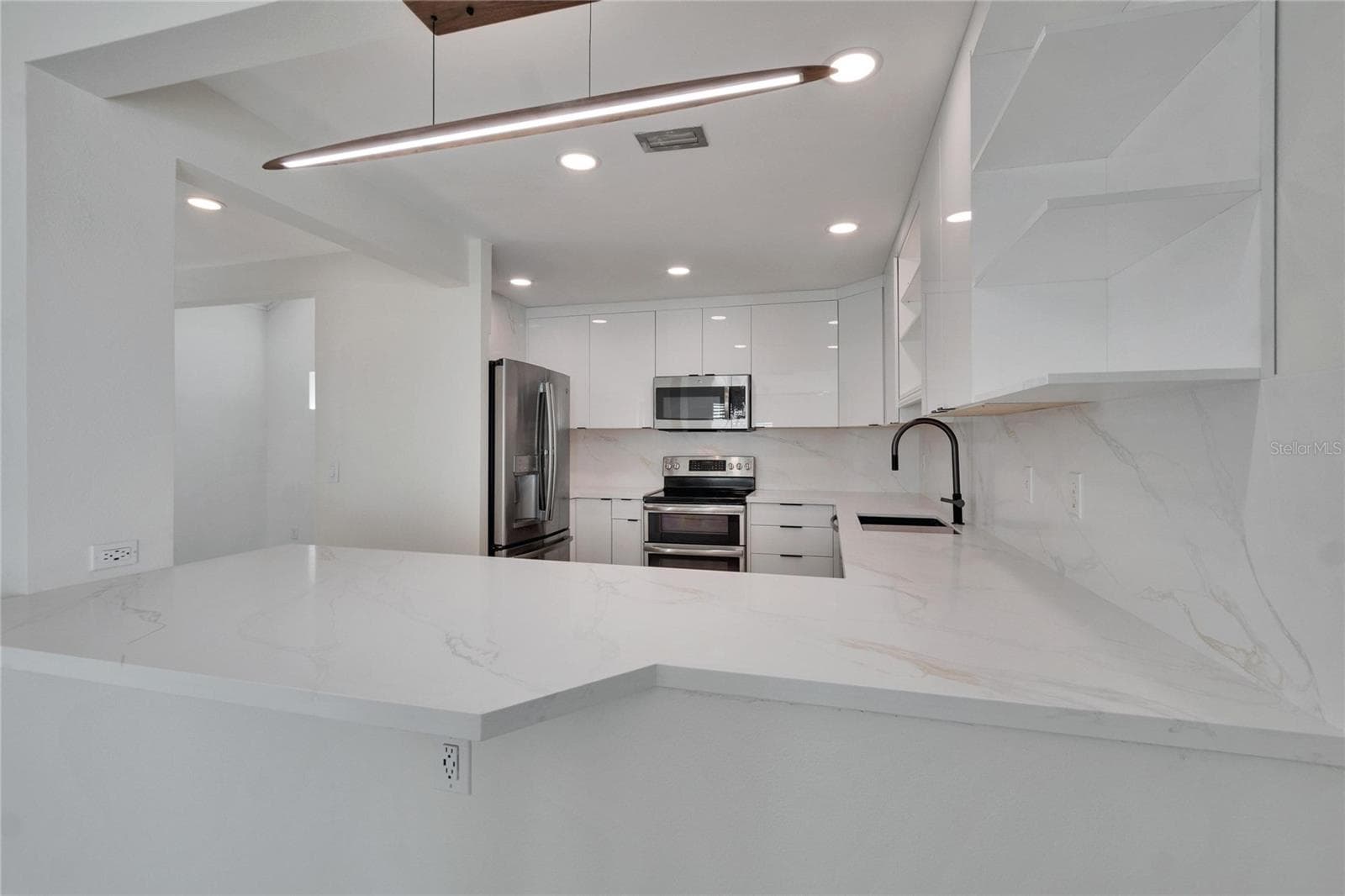 Kitchen w/Granite counters & Breakfast bar - 370 S WOODLANDS DR, OLDSMAR