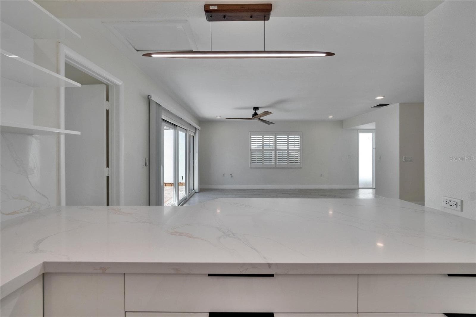 Large Granite counter with Breakfast bar - 370 S WOODLANDS DR, OLDSMAR