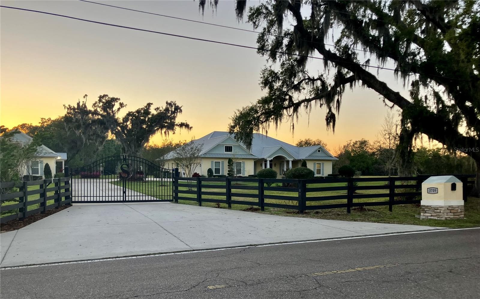 Estate entry features electric entry gate - 3709 GALLAGHER RD, PLANT CITY