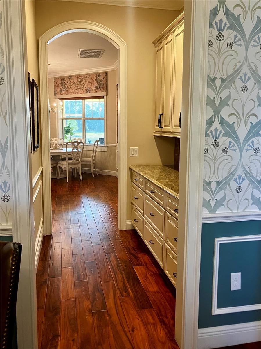 Butler's pantry from dining to kitchen - 3709 GALLAGHER RD, PLANT CITY