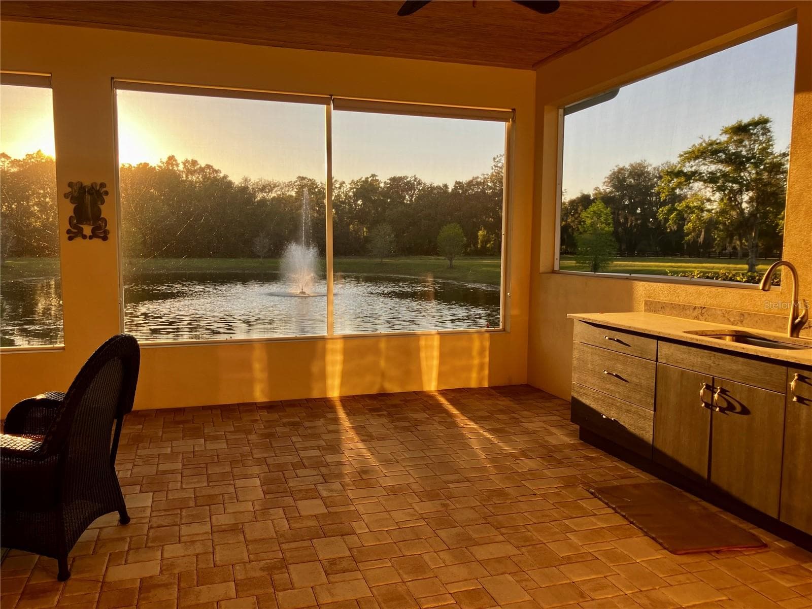Enclosed screened porch with wet bar, pond and sunset views - 3709 GALLAGHER RD, PLANT CITY