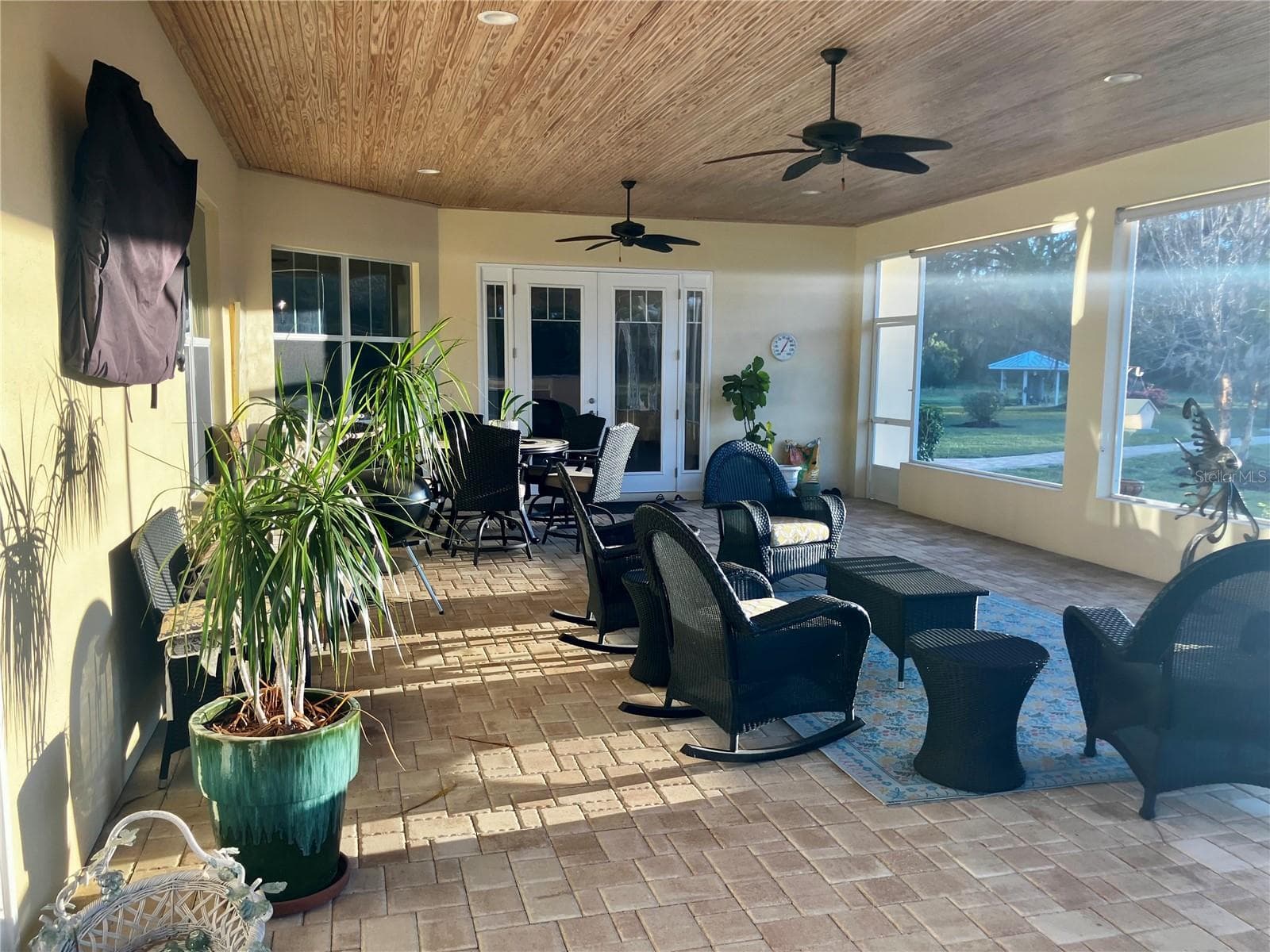 Enclosed screened porch - 3709 GALLAGHER RD, PLANT CITY