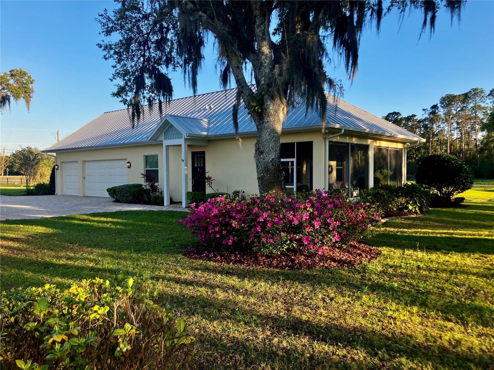 Cottage with attached garage and enclosed screened porch - 3709 GALLAGHER RD, PLANT CITY