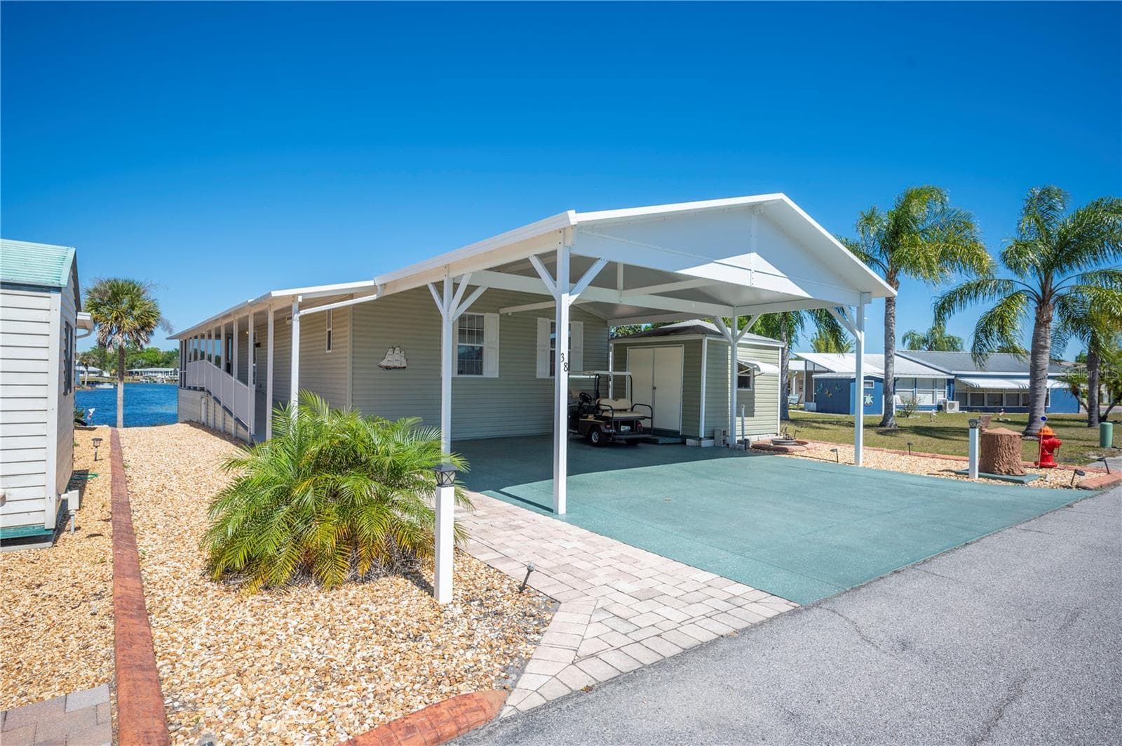 NO yard maintenance with rock beds surrounding the property! - 38 QUEEN OF WATERS ST, LAKE WALES
