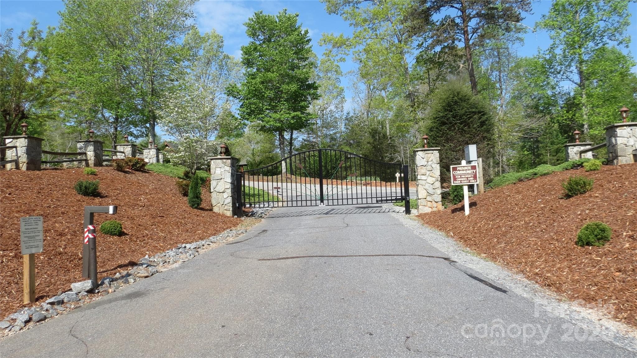 The gated entrance - Nebo