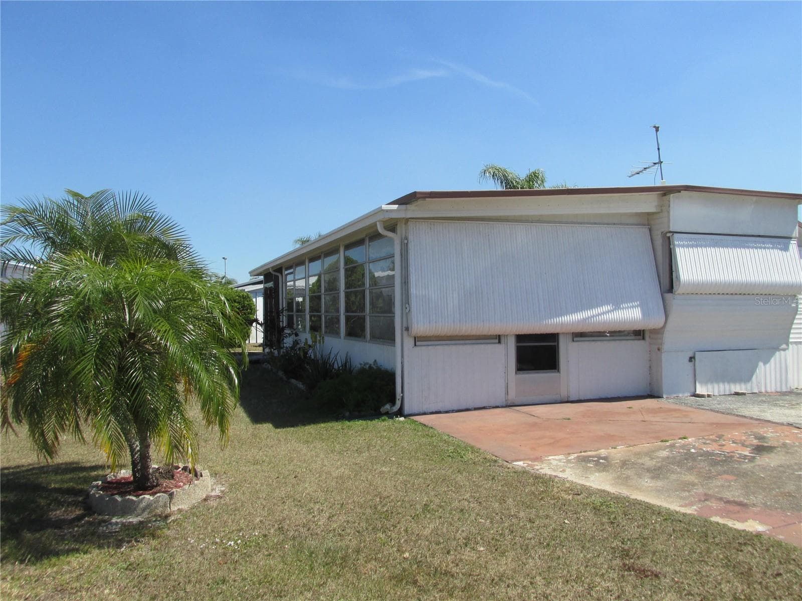 Manufactured Home at 10 RED QUILL CIR, LAKE WALES, photo 3 of 29