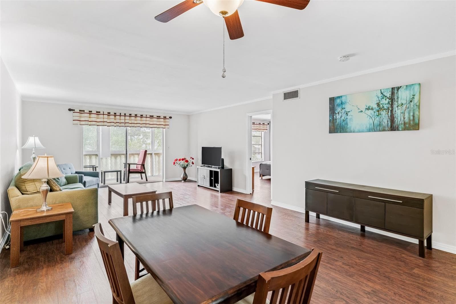 Spacious living and dining room - 147 BLUFF VIEW DR #206, BELLEAIR BLUFFS