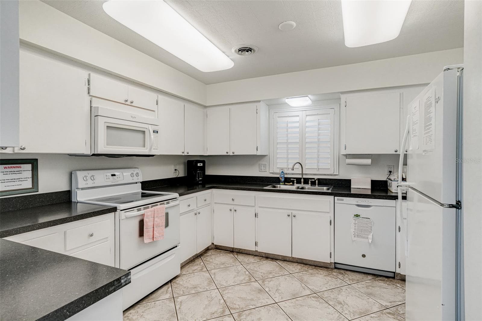 Community kitchen - 147 BLUFF VIEW DR #206, BELLEAIR BLUFFS