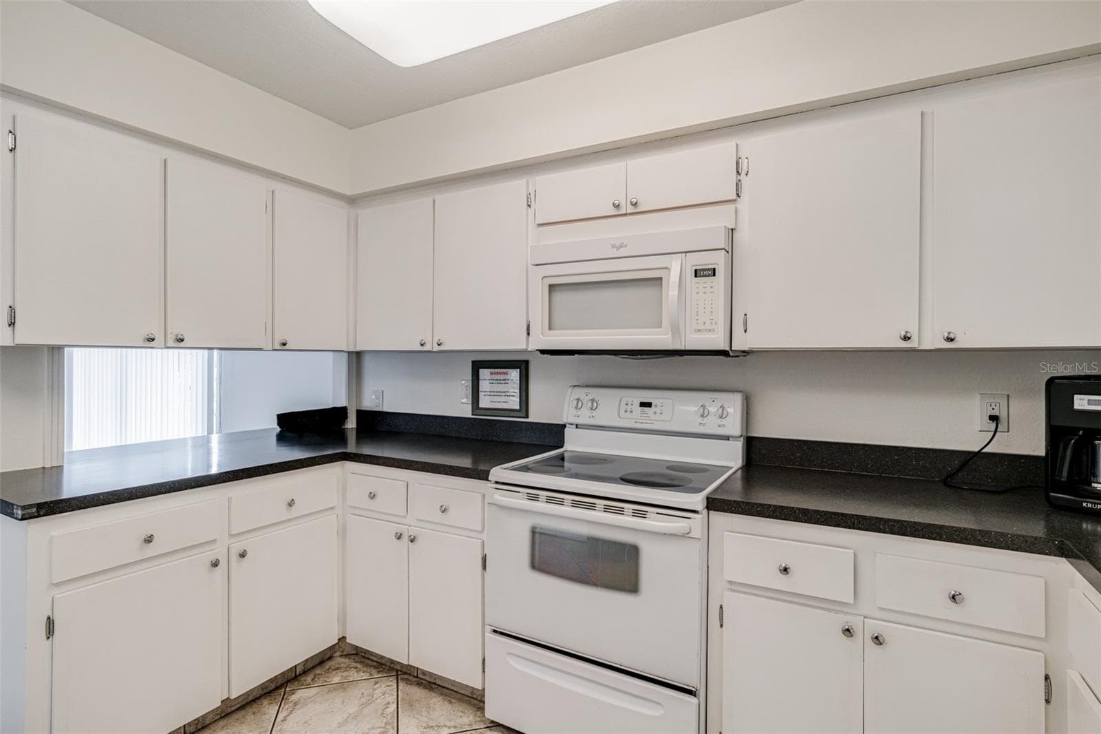 Community kitchen - 147 BLUFF VIEW DR #206, BELLEAIR BLUFFS
