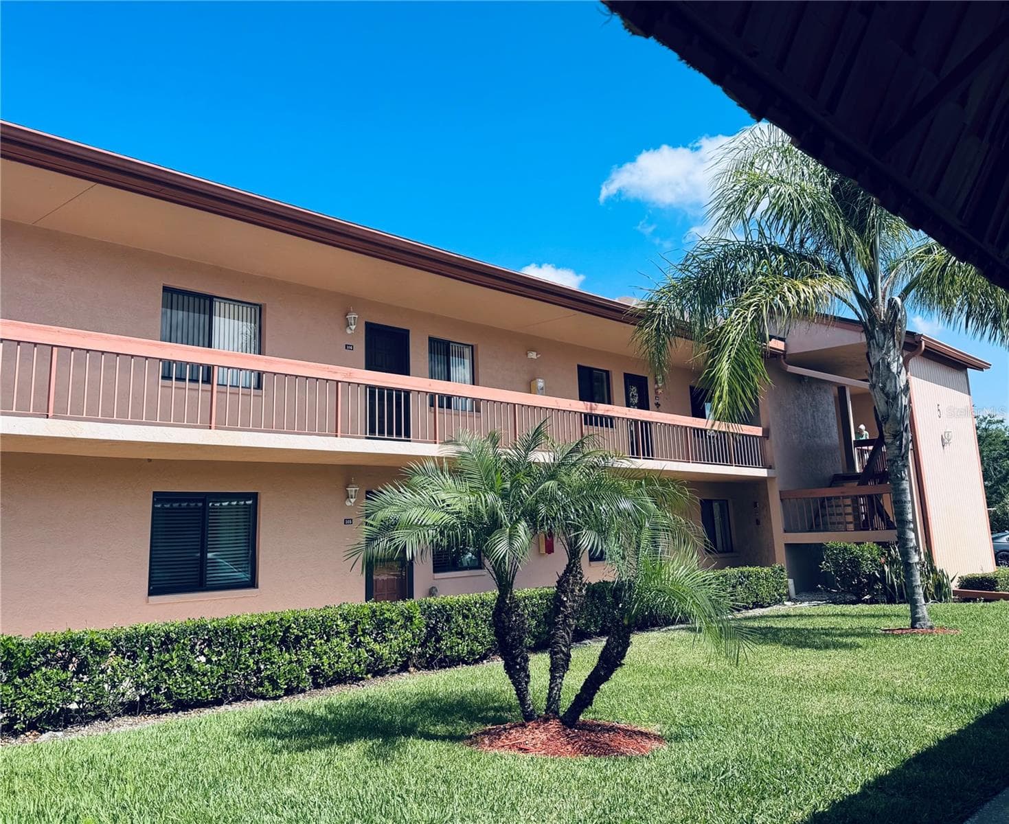 106 LAKESIDE CT