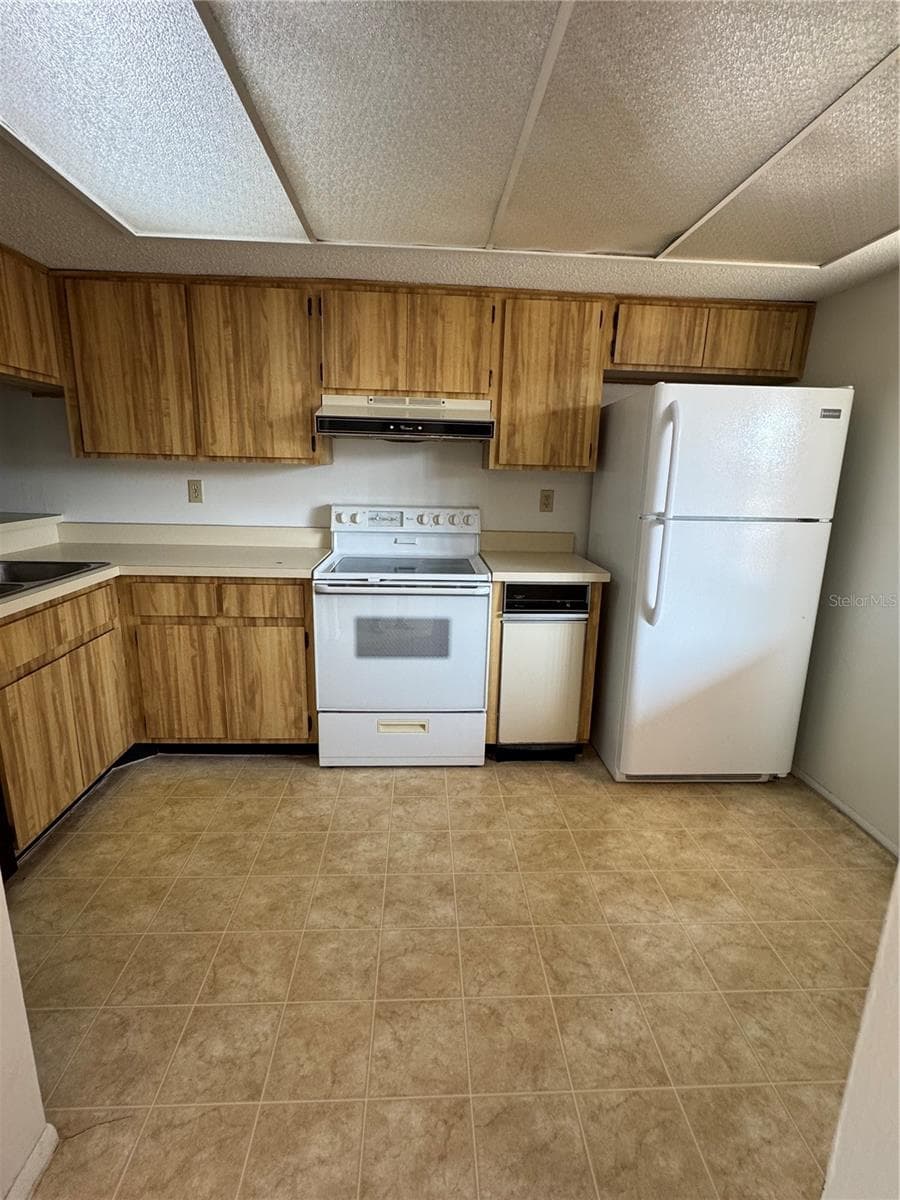 Condominium at 106 LAKESIDE CT, OLDSMAR, photo 3 of 13