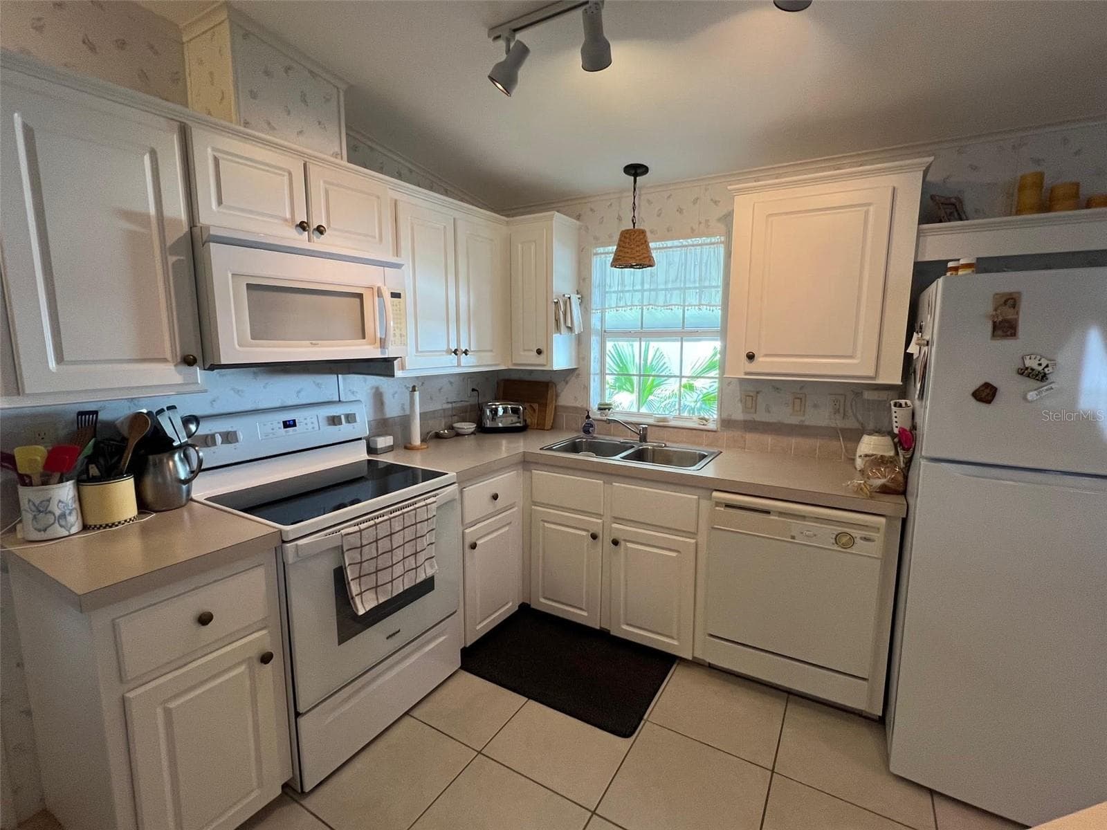 Manufactured Home at 29250 US HIGHWAY 19 N #434, CLEARWATER, photo 9 of 33