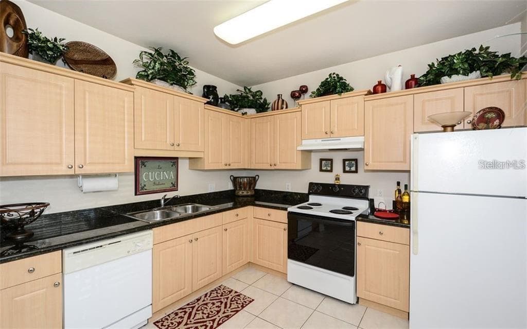 Townhouse at 7685 PLANTATION CIR #B, UNIVERSITY PARK, photo 9 of 31