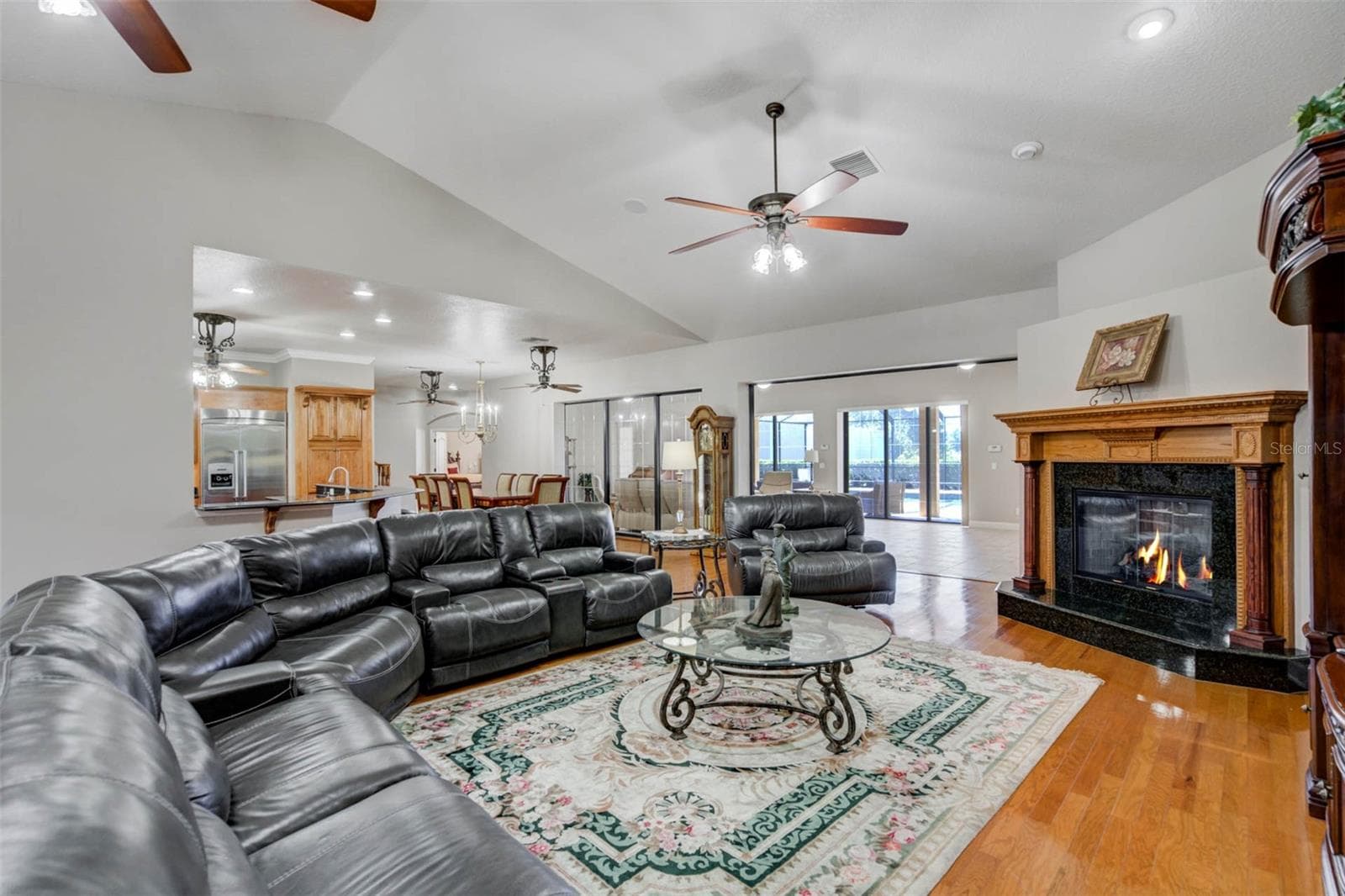 Large living area in great room with vaulted ceilings with virtual fire - 701 E 60 HWY, PLANT CITY