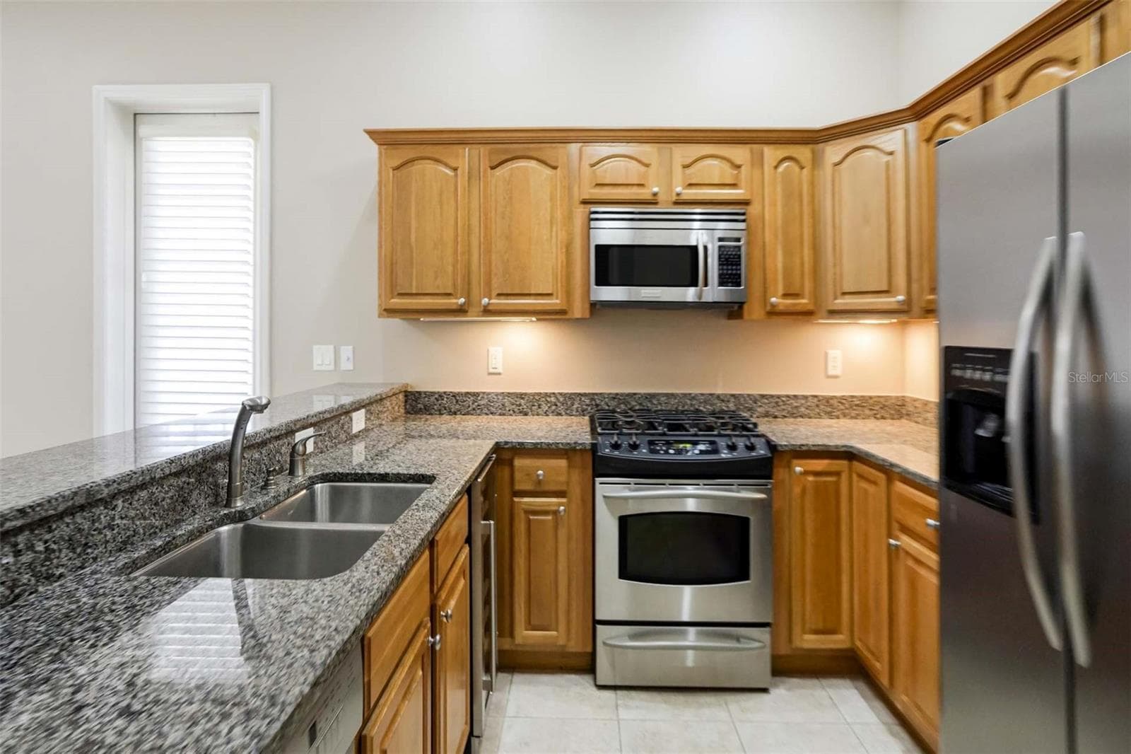 Gas stove and wine fridge - 701 E 60 HWY, PLANT CITY
