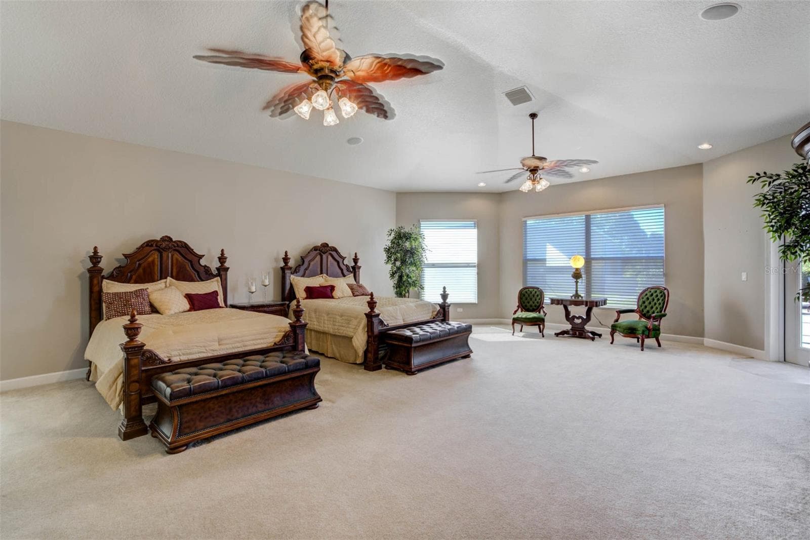 Expansive primary suite with bay windows - 701 E 60 HWY, PLANT CITY