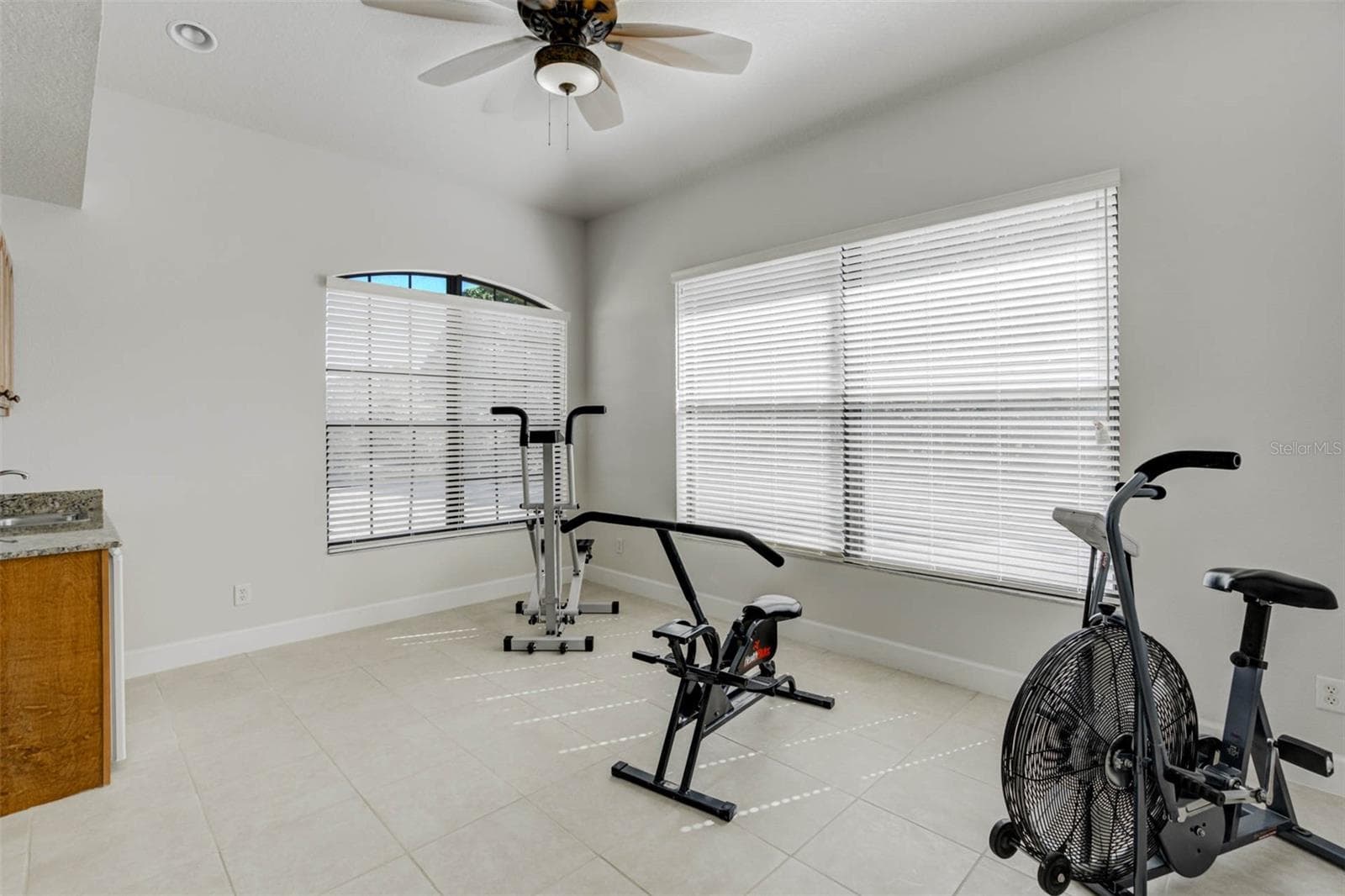 Workout room with wet bar - 701 E 60 HWY, PLANT CITY