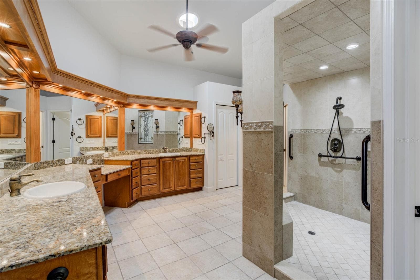 primary bath with walk through shower - 701 E 60 HWY, PLANT CITY