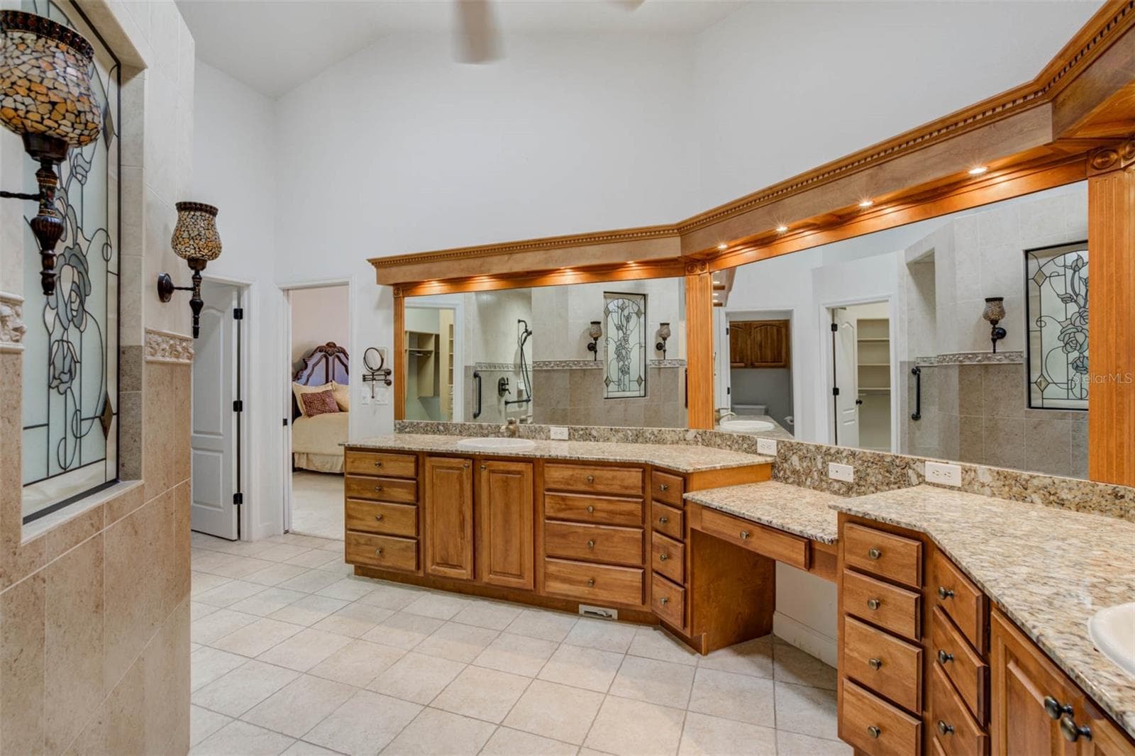 Make-up vanity - 701 E 60 HWY, PLANT CITY