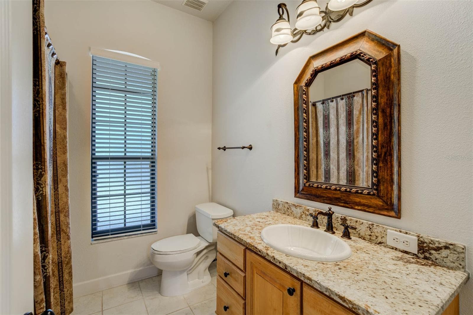 Guest bath - 701 E 60 HWY, PLANT CITY