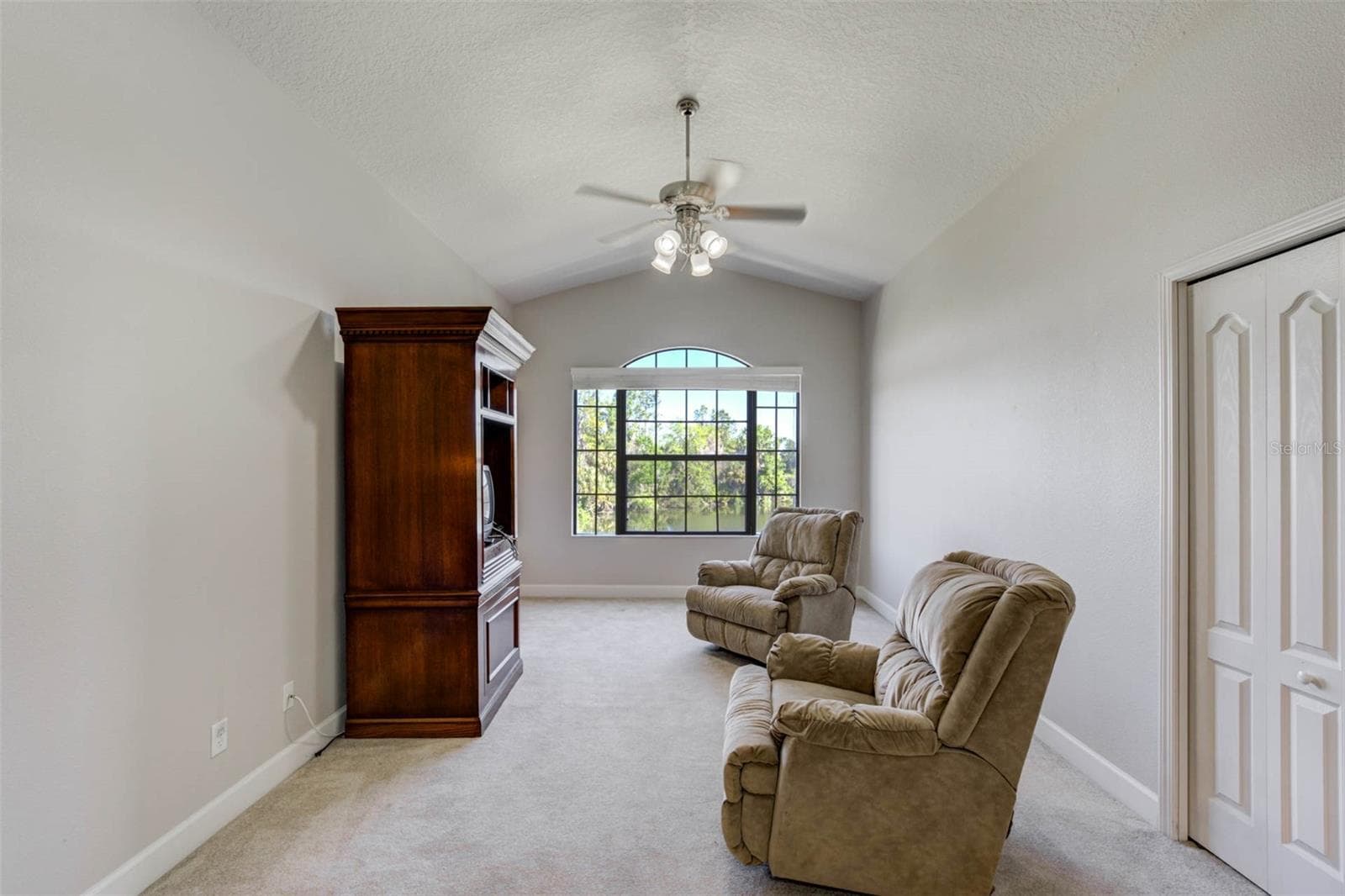 Sitting area overlooks lake - 701 E 60 HWY, PLANT CITY