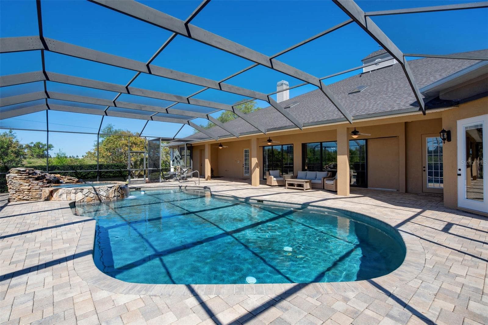 Plenty of room to enjoy the pool in the shade - 701 E 60 HWY, PLANT CITY