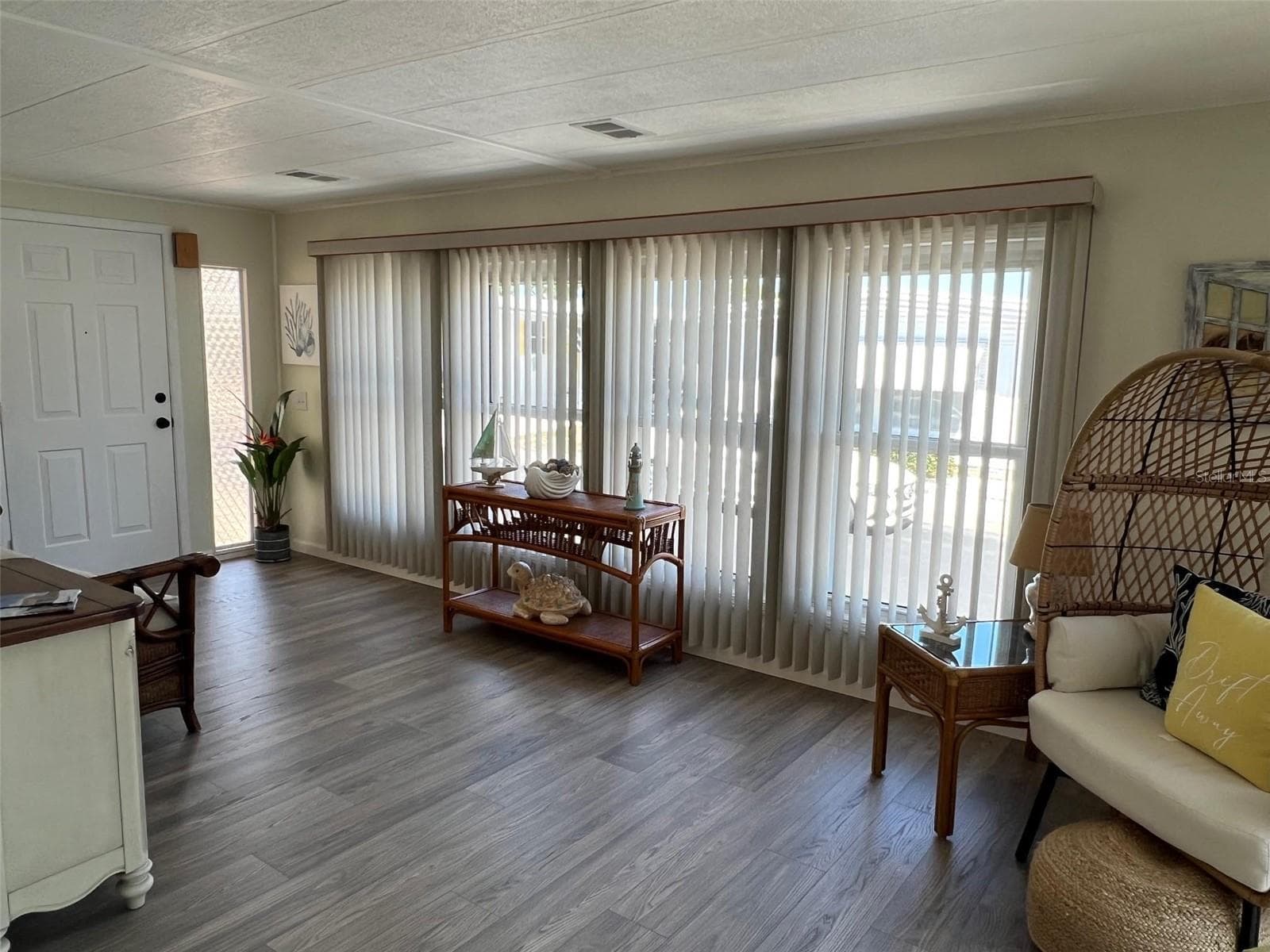 Manufactured Home at 825 COCONUT PALM ST, LARGO, photo 7 of 30
