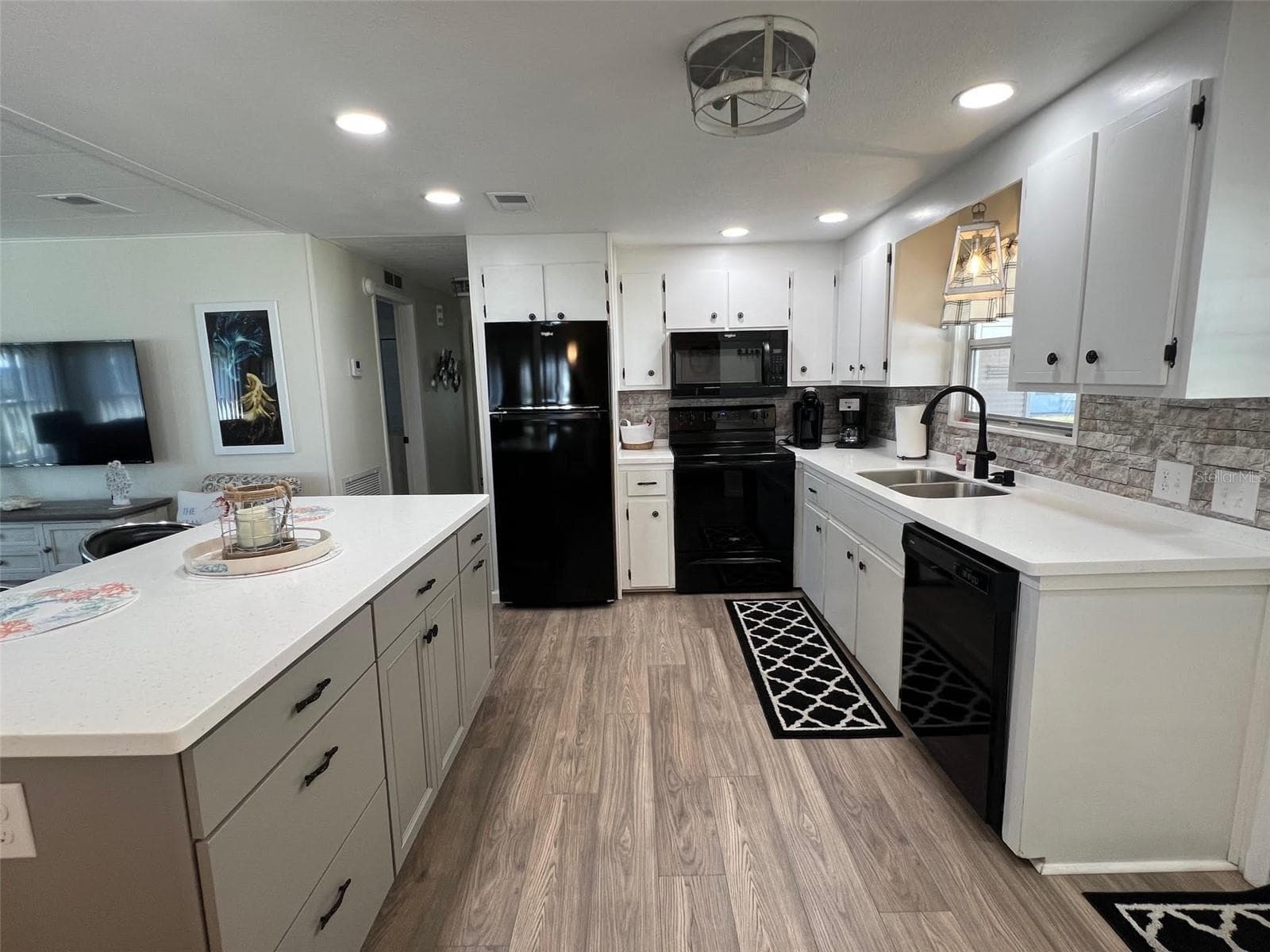 Manufactured Home at 825 COCONUT PALM ST, LARGO, photo 15 of 30