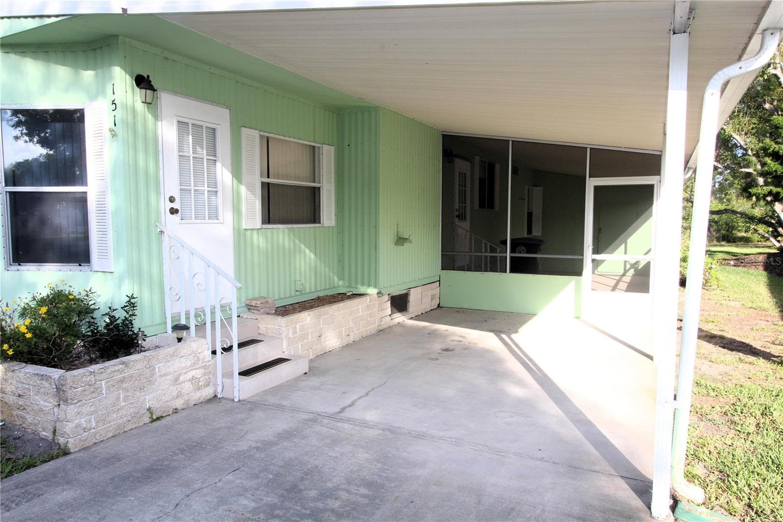Manufactured Home at 151 APACHE CT, OAK HILL, photo 2 of 41