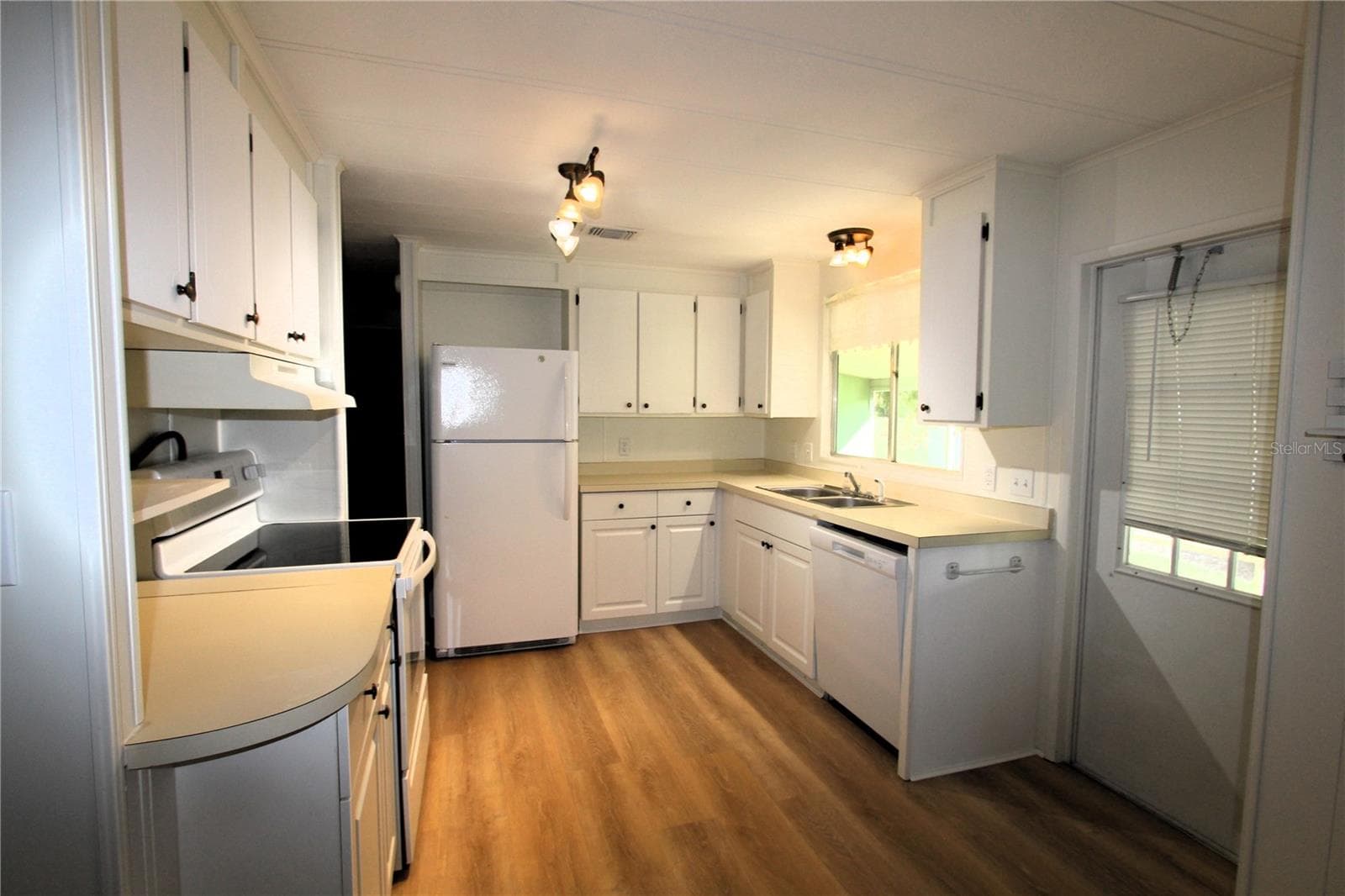 Manufactured Home at 151 APACHE CT, OAK HILL, photo 7 of 41