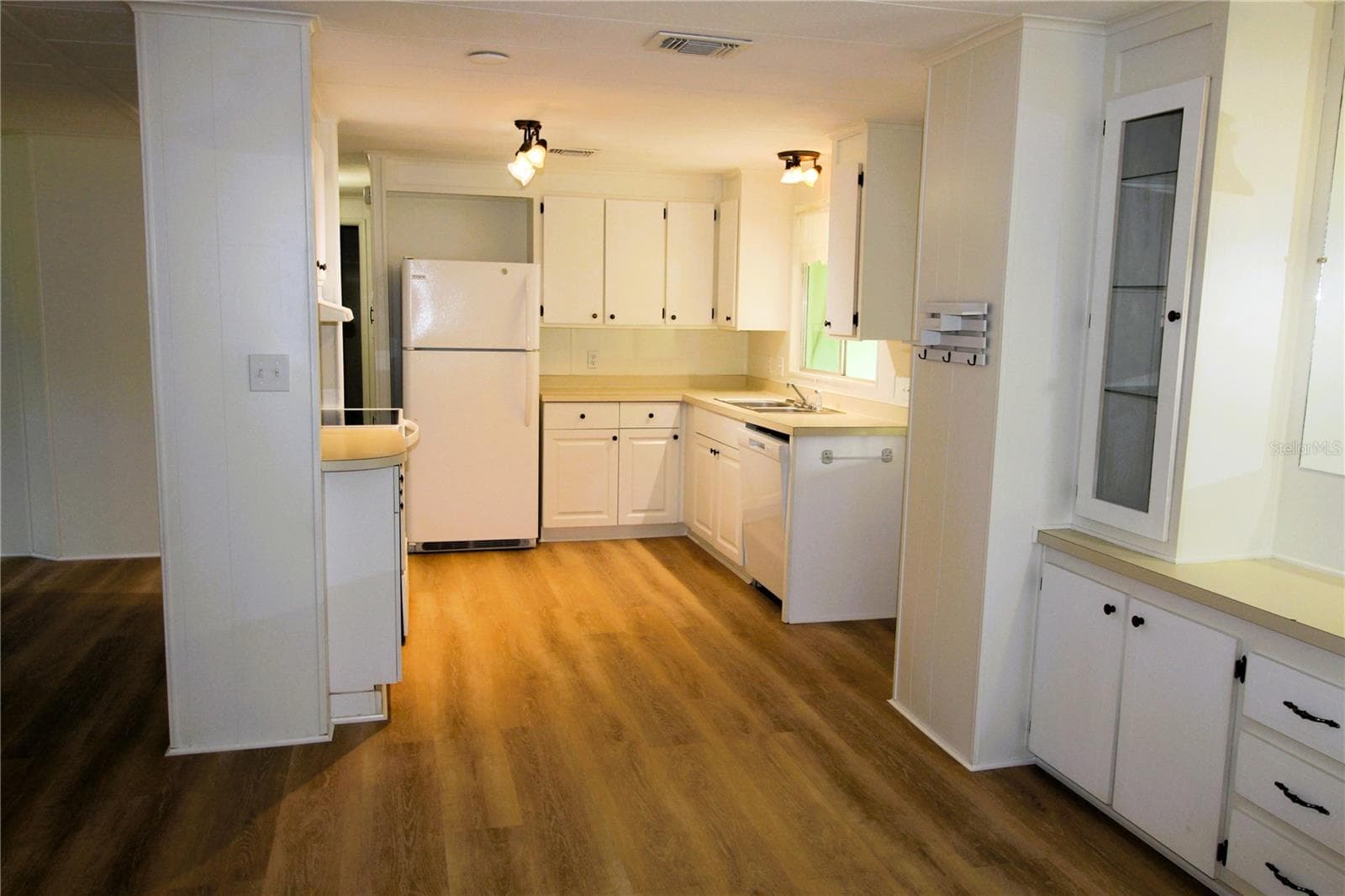 Manufactured Home at 151 APACHE CT, OAK HILL, photo 8 of 41
