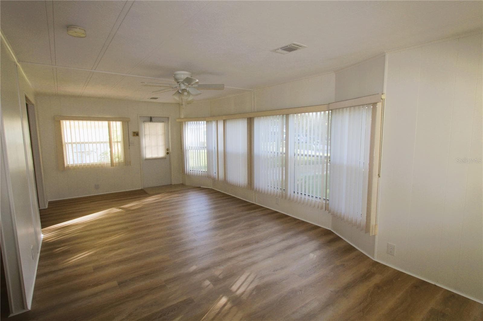 Manufactured Home at 151 APACHE CT, OAK HILL, photo 9 of 41