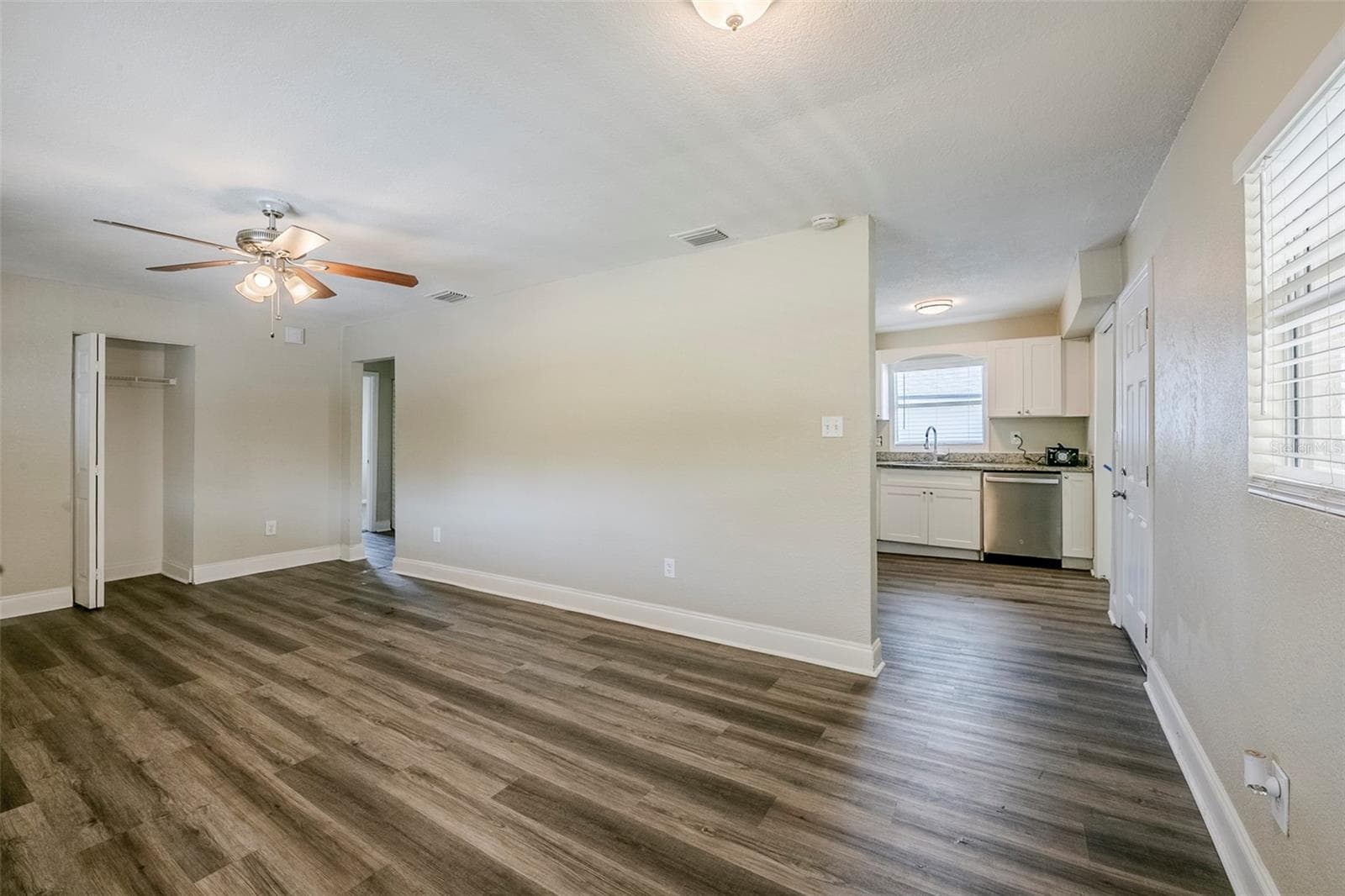 Single Family Residence at 72 CAMPUS VIEW DR, ORLANDO, photo 9 of 33