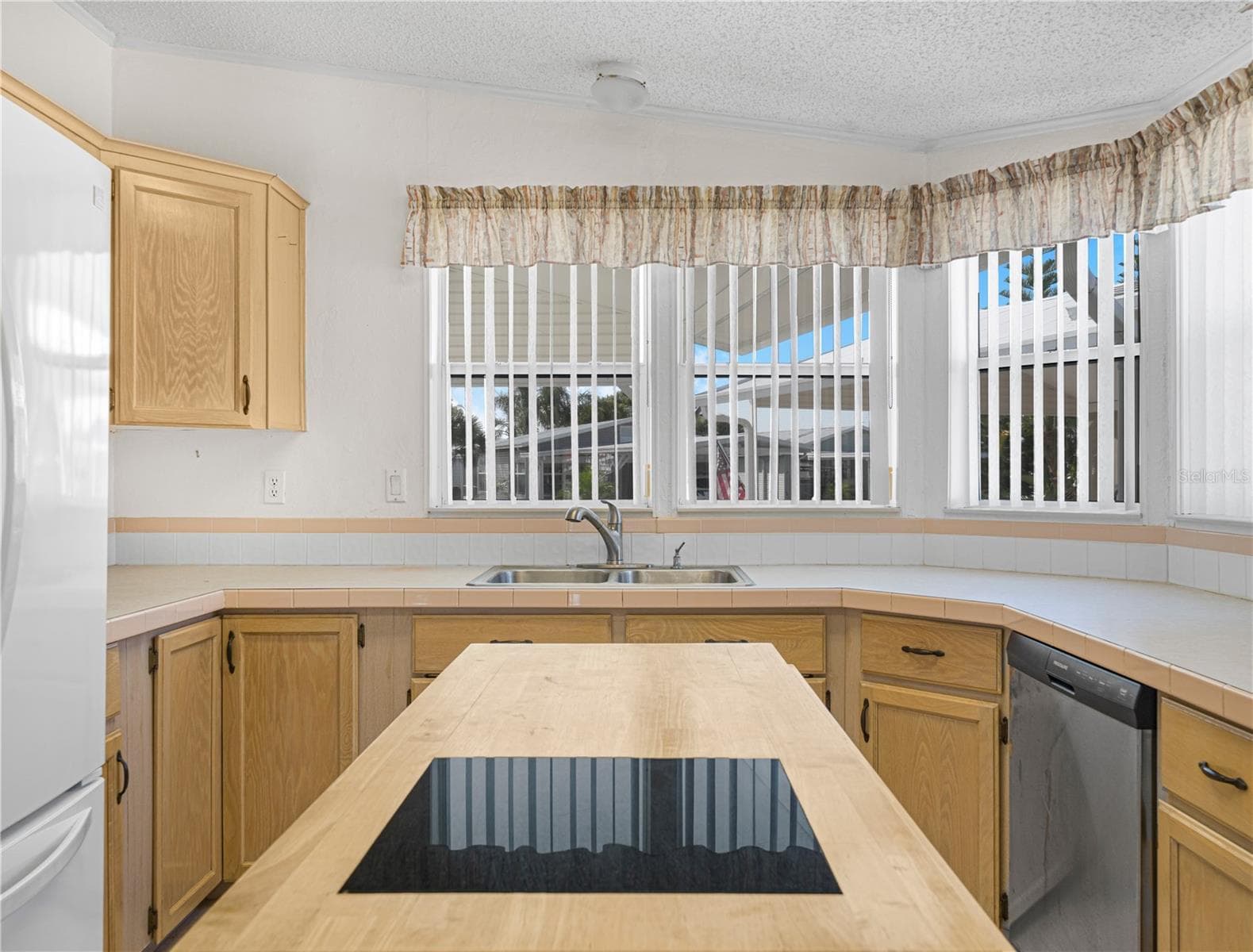 Manufactured Home at 43 RED QUILL CIR, LAKE WALES, photo 6 of 46
