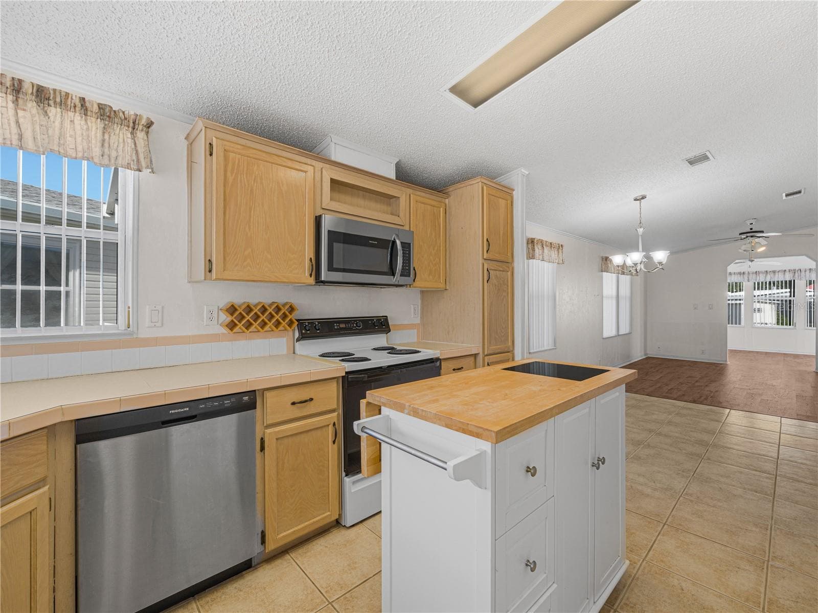 Manufactured Home at 43 RED QUILL CIR, LAKE WALES, photo 8 of 46
