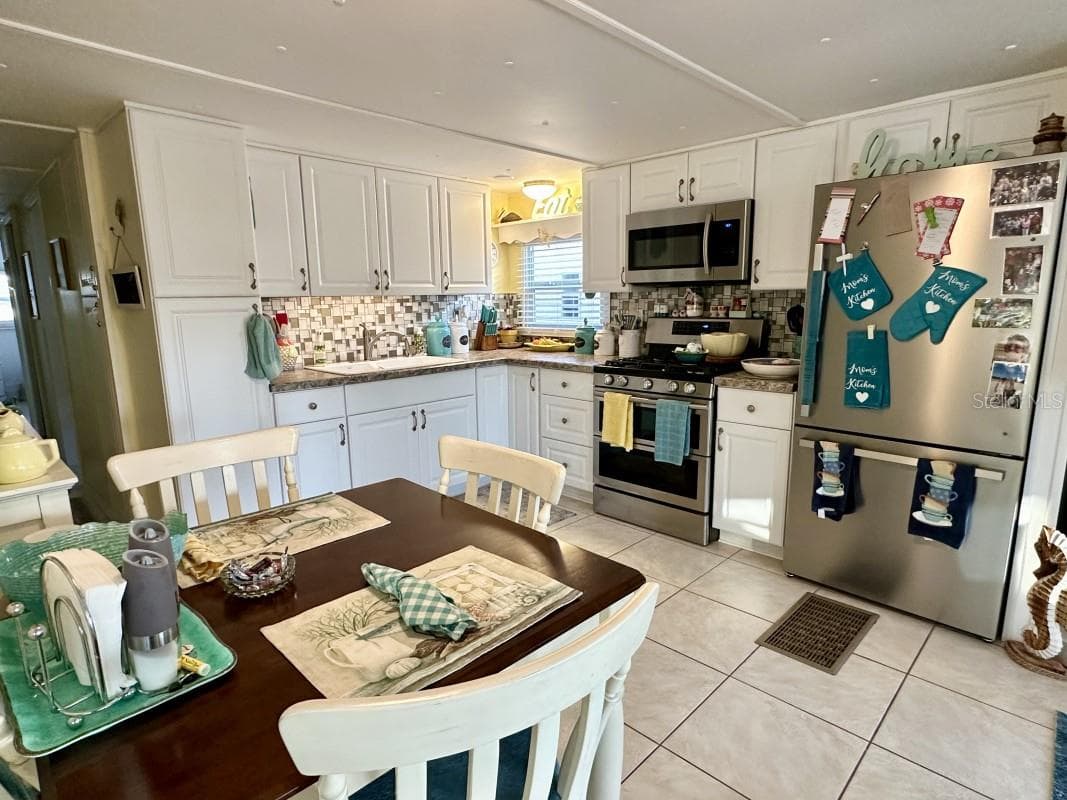 Mobile Home at 2094 DETROITER ST, SARASOTA, photo 4 of 12