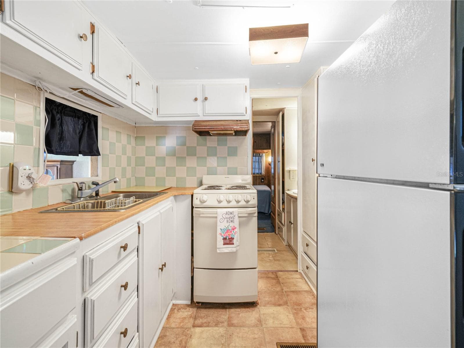 Manufactured Home at 10 RED QUILL CIR, LAKE WALES, photo 9 of 29