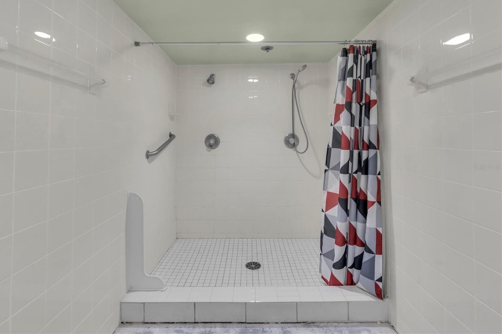 Spa Showers - Men & Ladies - 1 KEY CAPRI #502E, TREASURE ISLAND
