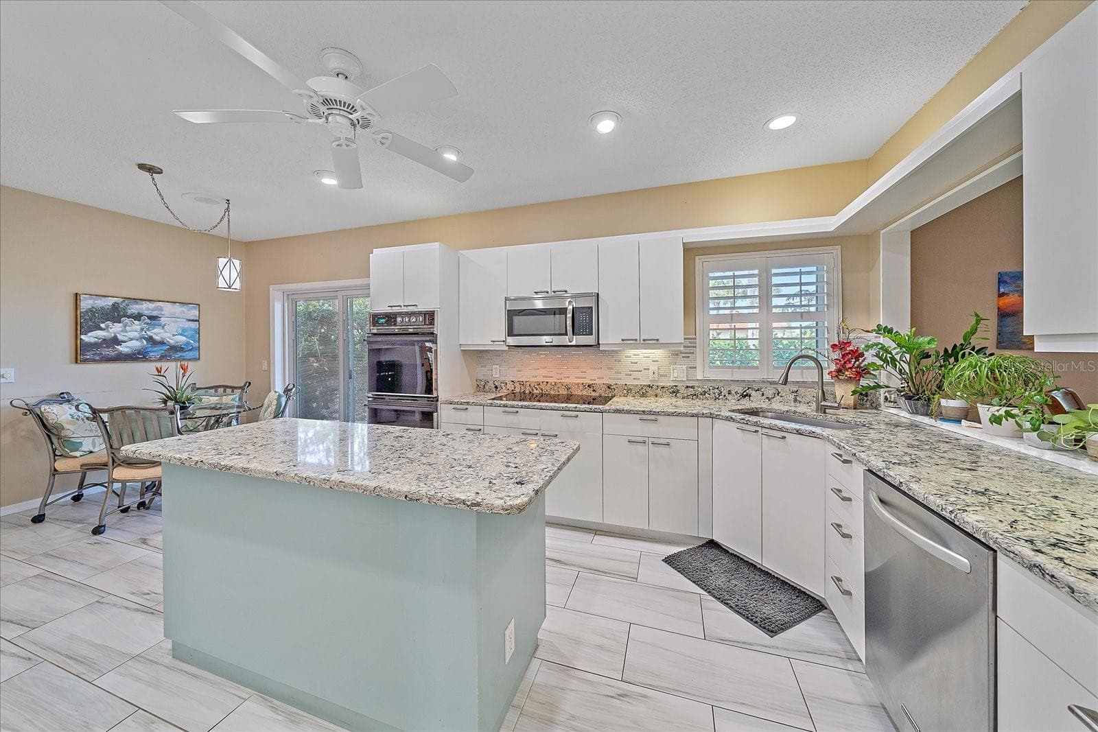 Kitchen w/ Double Oven & Convection Cooktop - 1432 COLONY PL, VENICE