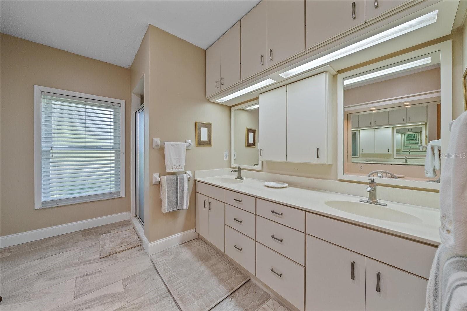 Partial View of Primary Bedroom Bathroom Ensuite - 1432 COLONY PL, VENICE