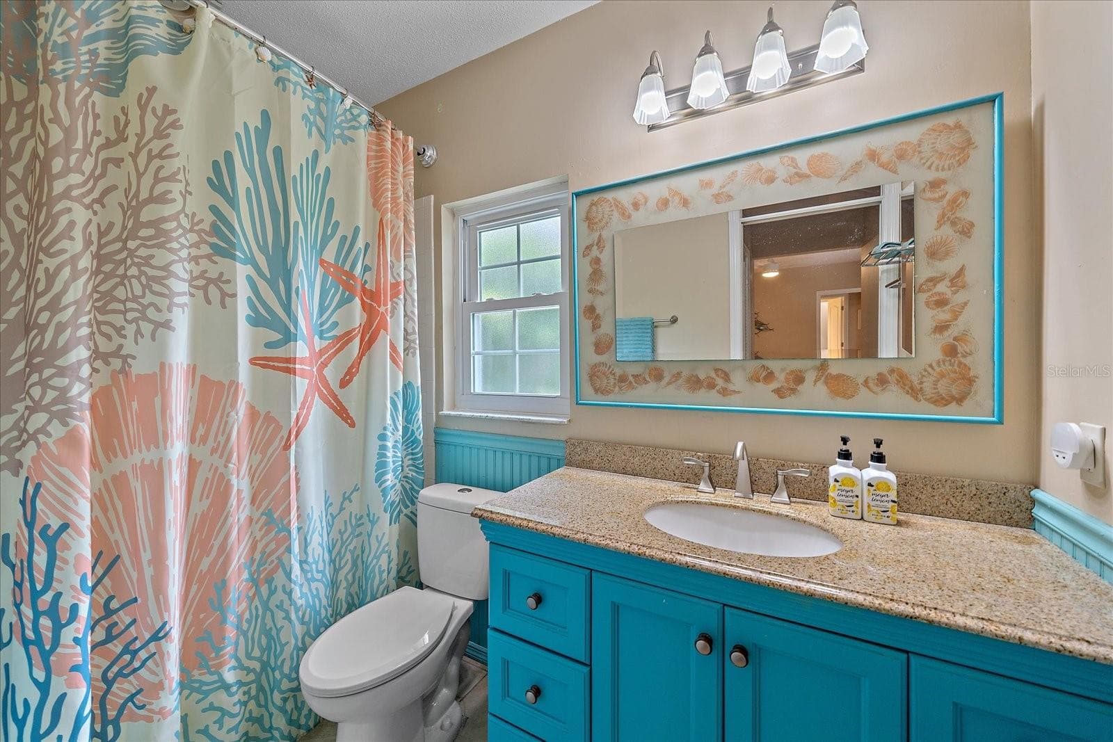 Guest Bedroom Ensuite Bathroom - 1432 COLONY PL, VENICE