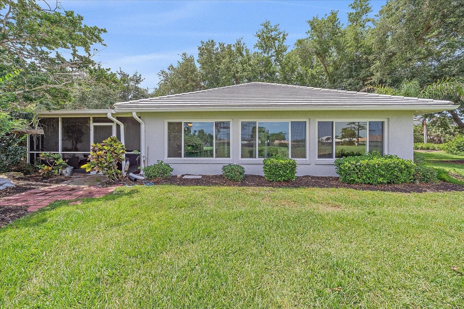 Back of house w/ Florida Room & Lanai Facing Golf Course - 1432 COLONY PL, VENICE