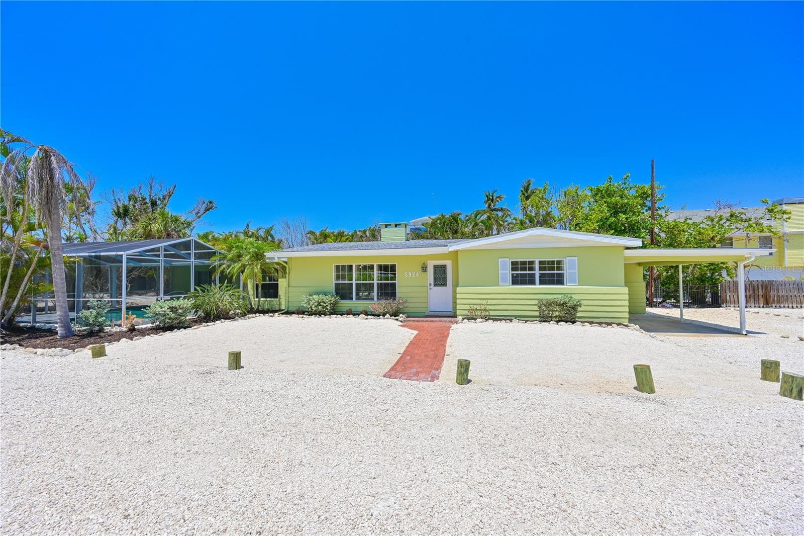 Front w/ carport - 5924 GULF OF MEXICO DR, LONGBOAT KEY