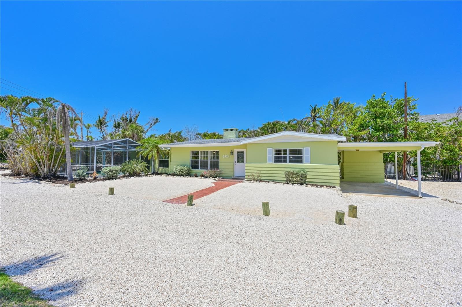 Front w/ carport - 5924 GULF OF MEXICO DR, LONGBOAT KEY