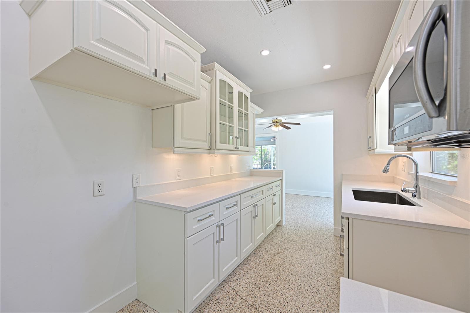 Kitchen quartz countertops - 5924 GULF OF MEXICO DR, LONGBOAT KEY