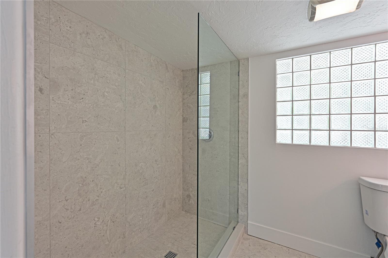 Family room bath with glass block window - 5924 GULF OF MEXICO DR, LONGBOAT KEY