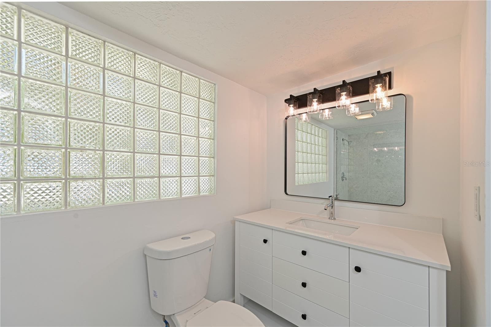 Family room bath - 5924 GULF OF MEXICO DR, LONGBOAT KEY